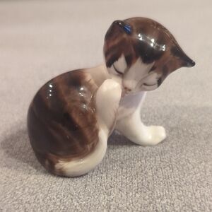 Vintage Royal Doulton English bone China Cat Licking Paw HN2580